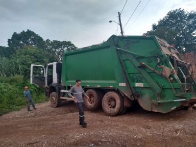 Caminho de lixo atola no bairro Altos da Serra em Cuiab; veja vdeo