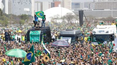 Bolsonaro libera caminhes na Esplanada para o 7 de Setembro