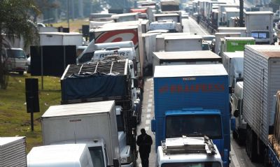 Justia Federal proibe caminhoneiros grevistas de bloquear BR-101