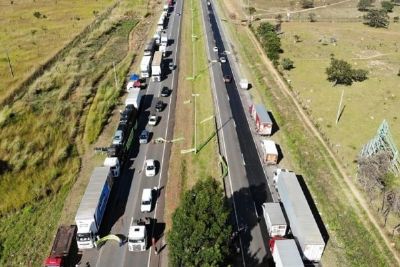 Apesar do apelo de Bolsonaro, caminhoneiros mantm paralisao