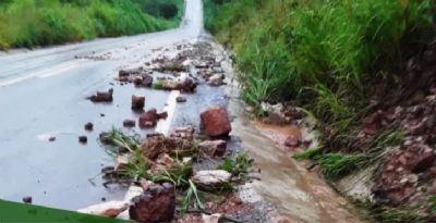 Chuva causa estragos, derruba muros e interdita rodovia em Campo Verde