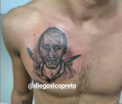 Homem tatua rosto do compositor do hit 'caneta azul' no peito