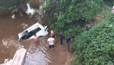 Aps carro cair dentro de rio, cinco pessoas da mesma famlia morrem