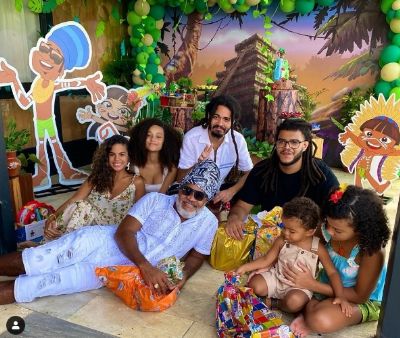 Carlinhos Brown posta foto rara com seis de seus sete filhos
