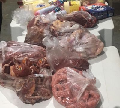 Mulheres so flagradas furtando carnes em supermercado no Parque Cuiab; veja vdeo
