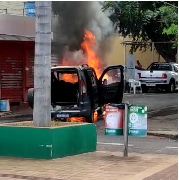 Vdeo | Carro em chamas na Praa Alencastro
