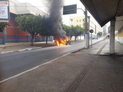 Carro pega fogo no centro de Cuiab
