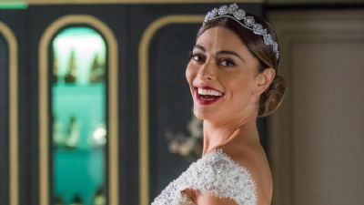 Juliana Paes usa vestido de casamento com cristais Swarovski em 'A Dona do Pedao'