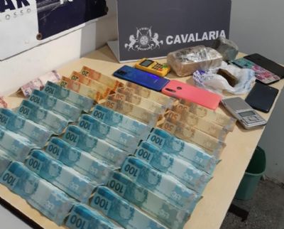 Cavalaria intercepta entrega de droga e prende cinco em Cuiab