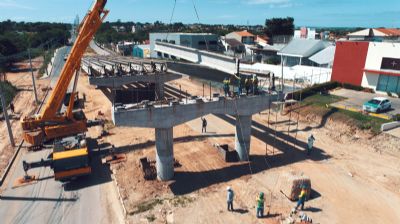 Instalao de vigas de concreto  iniciado no viaduto da Avenida das Torres