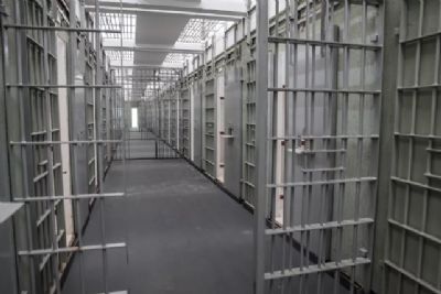 Dois presos so mortos em celas distintas na PCE