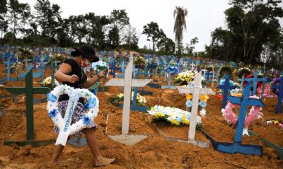 Inumerveis: artistas e jornalistas se unem para homenagear mortos por covid-19