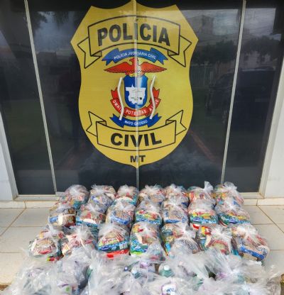 Policiais localizam dezenas de cestas bsicas que seriam doadas por faco criminosa