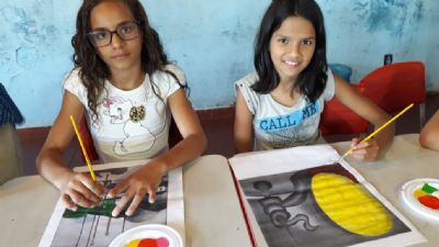 Programa Amigos da Escola leva aulas de pintura para crianas de Chapada