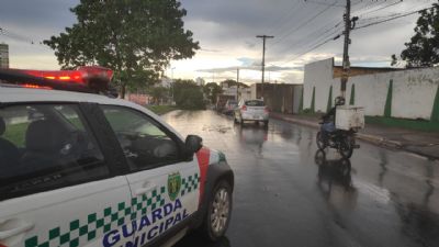 Forte chuva causa quedas de rvores em Cuiab e Vrzea Grande