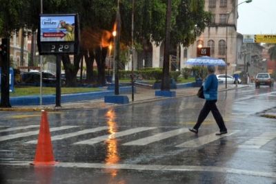 Chuvas isoladas amenizam o calor em Cuiab