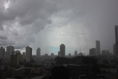 Chuvas isoladas na capital melhoram a umidade relativa do ar