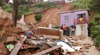 Chuvas e deslizamentos deixam ao menos 12 mortos no Grande Recife