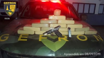 Bolivianos so presos com cocana em mochilas