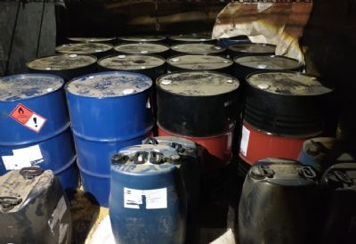 Seis so presos em posse de 3,6 mil litros de produtos usados em refino de cocana