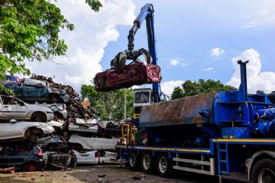 Detran-MT inicia reciclagem de mais de mil veculos em 13 municpios