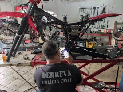 Proprietrio de motocicleta com sinais de adulterao  preso por receptao em Cuiab
