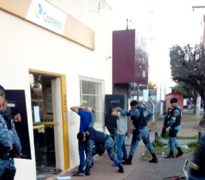 Assaltantes se entregam e so presos pela PM aps invadir Correios; vdeo