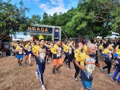Tradicional corrida com obstculos da Polcia Militar rene 2,5 mil pessoas em Cuiab
