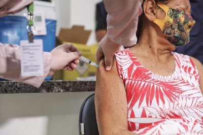 Cuiab recebe mais 5.430 doses de Coronavac para concluir imunizao de idosos acima de 80 anos