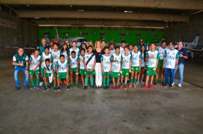 Primeira-dama leva alunos do Bom de Bola Bom de Escola para voo panormico