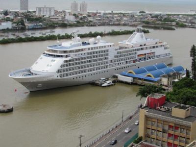 Navio de cruzeiro  mantido em isolamento no Recife