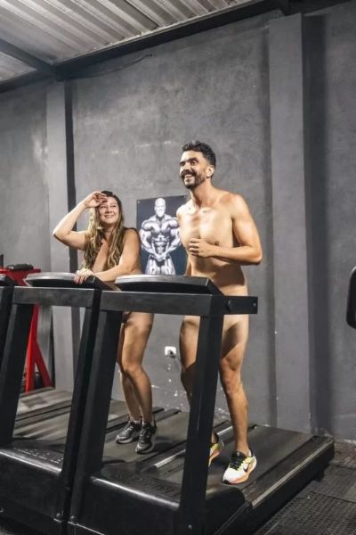 Casal que malha nu revela os perrengues do mundo fitness pelado