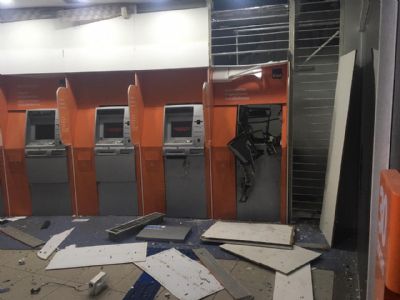 Assaltantes tentam explodir caixa eletrnico de banco no CPA; veja vdeo da fuga