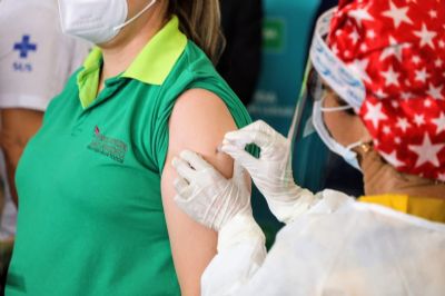 Populao pode tirar dvidas sobre campanha de vacinao contra a Covid-19 por canais online