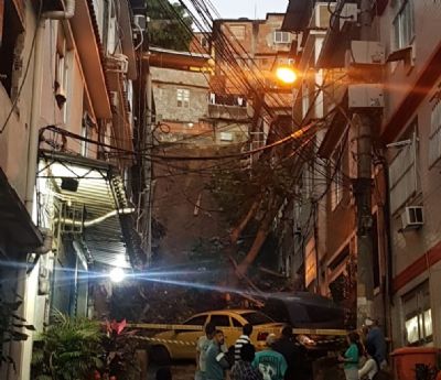 Deslizamento de encosta causa destruio e atinge 12 casas no Morro da Mangueira