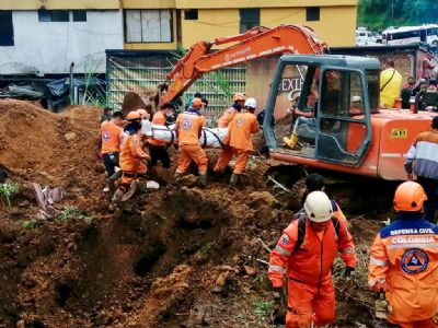 Doze pessoas morrem em deslizamento de terra na Colmbia