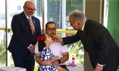Ministro faz novo apelo para vacinao de crianas contra a plio