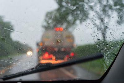 Detran orienta motoristas sobre cuidados ao dirigir no perodo de chuvas