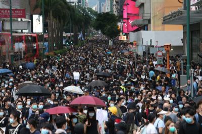 Novos protestos em Hong Kong levam caos aos transportes