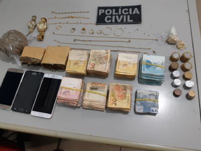 Mulher  presa com drogas e R$ 20 mil em dinheiro em casa no bairro So Mateus, em Sorriso