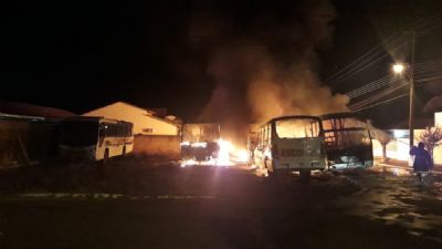Polcia Civil investiga incndio que destruiu nibus de usina