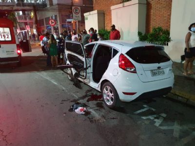 VEJA VDEO: Carro desgovernado atropela e deixa PM gravemente ferido
