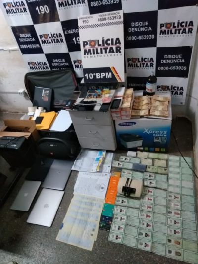 Trio  preso em central de falsificao de documentos com R$ 53 mil