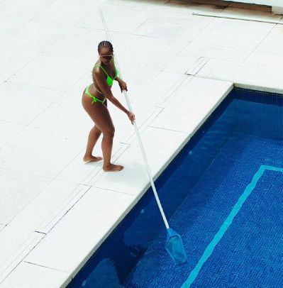 Iza surpreende a web ao limpar a piscina com look fashionista