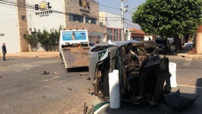 Motorista no respeita sinalizao e provoca capotamento em Cuiab; VEJA VDEO