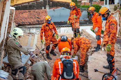 Bombeiros encontram corpo de 8 vtima de desabamento em Fortaleza