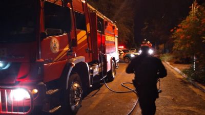 Vdeo | Incndio supostamente intencional destri parte de casa em Vrzea Grande