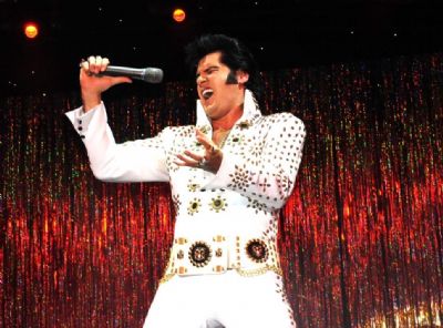 Cover de Elvis se apresenta no Teatro Zulmira Canavarros