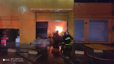 Incndio atinge loja de embalagem no Porto