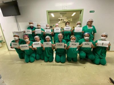 Equipe hospitalar faz apelo  populao em foto viral: 'fique em casa por ns'